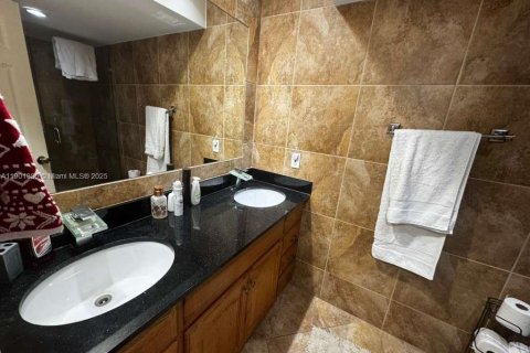 Condo in Miami, Florida, 3 bedrooms  № 1951788 - photo 12