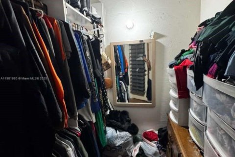 Condo in Miami, Florida, 3 bedrooms  № 1951788 - photo 11