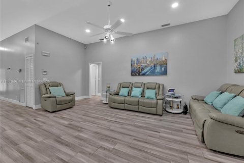 House in West Palm Beach, Florida 3 bedrooms, 162.76 sq.m. № 1890727 - photo 19