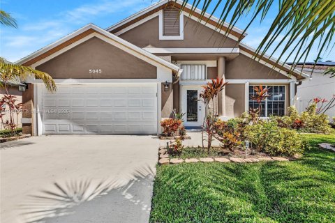 House in West Palm Beach, Florida 3 bedrooms, 162.76 sq.m. № 1890727 - photo 8