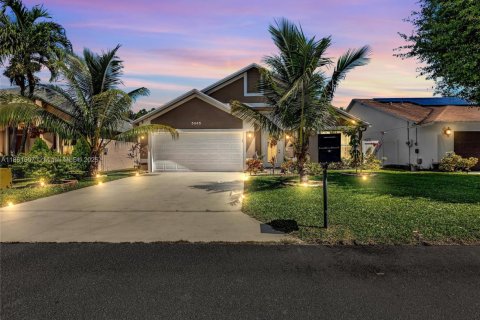 House in West Palm Beach, Florida 3 bedrooms, 162.76 sq.m. № 1890727 - photo 1