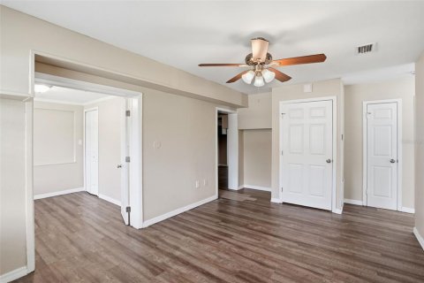 House in Winter Haven, Florida 5 bedrooms, 115.2 sq.m. № 2322696 - photo 12