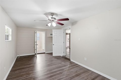 House in Winter Haven, Florida 5 bedrooms, 115.2 sq.m. № 2322696 - photo 20