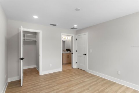 Townhouse in Tampa, Florida 4 bedrooms, 281.03 sq.m. № 2284129 - photo 29
