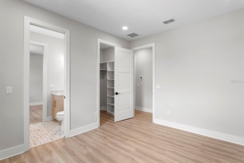 Townhouse in Tampa, Florida 4 bedrooms, 281.03 sq.m. № 2284129 - photo 26