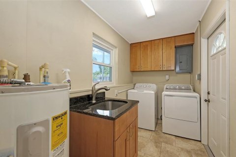House in Sarasota, Florida 3 bedrooms, 120.77 sq.m. № 1804063 - photo 13
