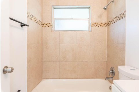 House in Boynton Beach, Florida 3 bedrooms, 94.48 sq.m. № 2188946 - photo 16