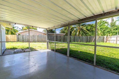 House in Boynton Beach, Florida 3 bedrooms, 94.48 sq.m. № 2188946 - photo 13