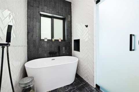 Casa en venta en Miami, Florida, 3 dormitorios, 130.81 m2 № 1845931 - foto 28