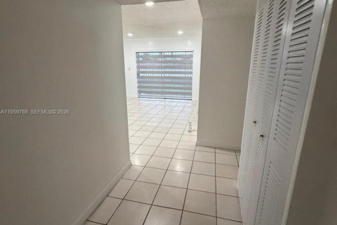 Condominio en alquiler en Miami, Florida, 2 dormitorios, 77.85 m2 № 2019996 - foto 3