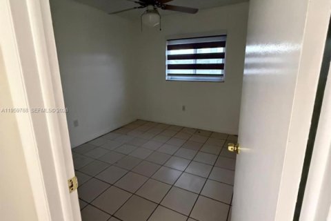 Condominio en alquiler en Miami, Florida, 2 dormitorios, 77.85 m2 № 2019996 - foto 20