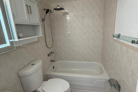 Condominio en alquiler en Miami, Florida, 2 dormitorios, 77.85 m2 № 2019996 - foto 8