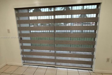 Condominio en alquiler en Miami, Florida, 2 dormitorios, 77.85 m2 № 2019996 - foto 12