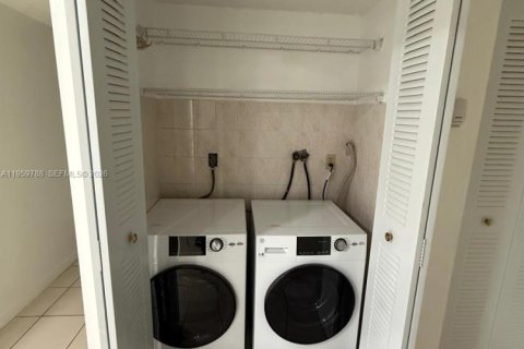 Condominio en alquiler en Miami, Florida, 2 dormitorios, 77.85 m2 № 2019996 - foto 11