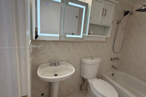 Condominio en alquiler en Miami, Florida, 2 dormitorios, 77.85 m2 № 2019996 - foto 25