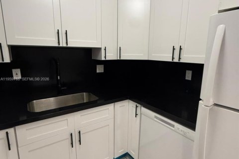 Condominio en alquiler en Miami, Florida, 2 dormitorios, 77.85 m2 № 2019996 - foto 5