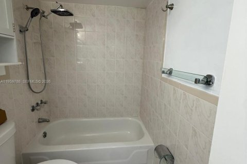 Condominio en alquiler en Miami, Florida, 2 dormitorios, 77.85 m2 № 2019996 - foto 27