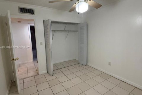 Condominio en alquiler en Miami, Florida, 2 dormitorios, 77.85 m2 № 2019996 - foto 2