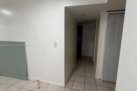 Condominio en alquiler en Miami, Florida, 2 dormitorios, 77.85 m2 № 2019996 - foto 13