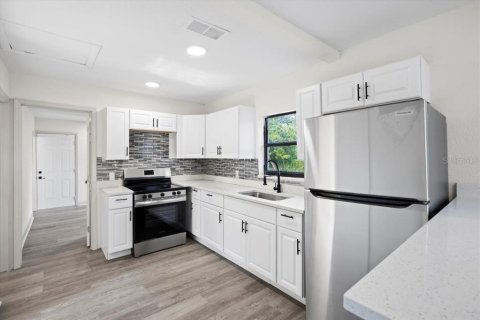 House in Tampa, Florida 4 bedrooms, 94.39 sq.m. № 1837940 - photo 11