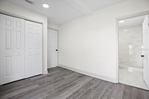 House in Tampa, Florida 4 bedrooms, 94.39 sq.m. № 1837940 - photo 15