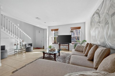 Townhouse in Pembroke Pines, Florida 3 bedrooms, 178.74 sq.m. № 2183945 - photo 13