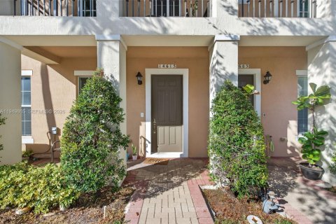 Townhouse in Pembroke Pines, Florida 3 bedrooms, 178.74 sq.m. № 2183945 - photo 9