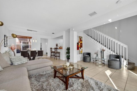 Townhouse in Pembroke Pines, Florida 3 bedrooms, 178.74 sq.m. № 2183945 - photo 12