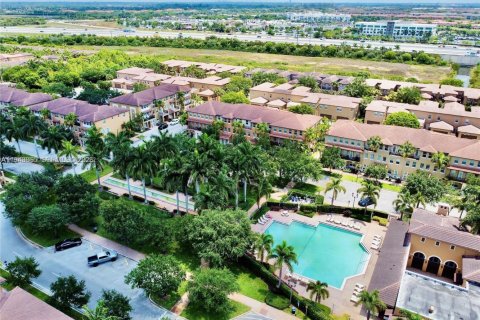 Townhouse in Pembroke Pines, Florida 3 bedrooms, 178.74 sq.m. № 2183945