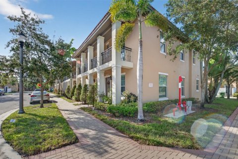 Townhouse in Pembroke Pines, Florida 3 bedrooms, 178.74 sq.m. № 2183945 - photo 6