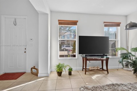 Townhouse in Pembroke Pines, Florida 3 bedrooms, 178.74 sq.m. № 2183945 - photo 11