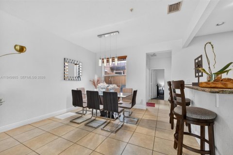 Townhouse in Pembroke Pines, Florida 3 bedrooms, 178.74 sq.m. № 2183945 - photo 14