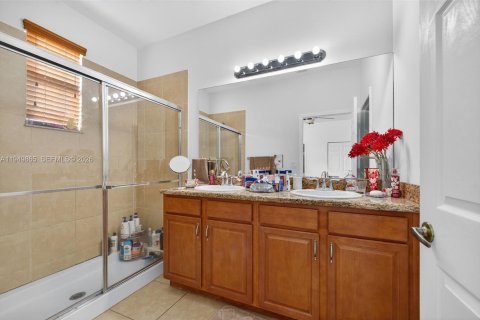 Townhouse in Pembroke Pines, Florida 3 bedrooms, 178.74 sq.m. № 2183945 - photo 22