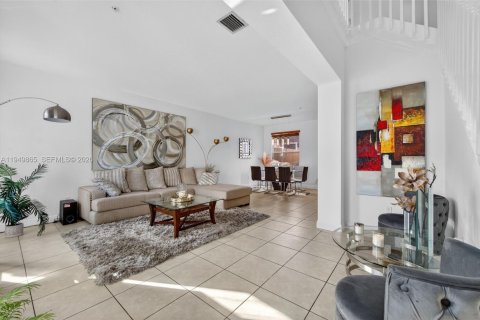Townhouse in Pembroke Pines, Florida 3 bedrooms, 178.74 sq.m. № 2183945 - photo 10