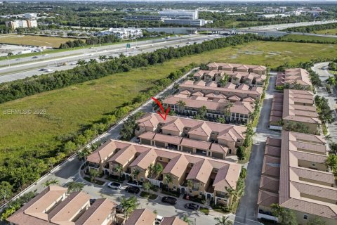 Townhouse in Pembroke Pines, Florida 3 bedrooms, 178.74 sq.m. № 2183945 - photo 30