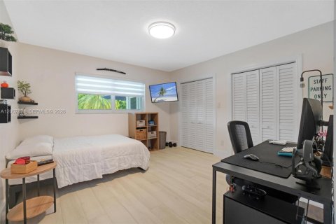 House in Palmetto Bay, Florida 3 bedrooms, 140.47 sq.m. № 2075701 - photo 19