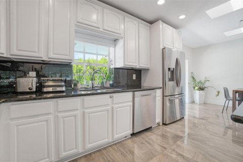 House in Palmetto Bay, Florida 3 bedrooms, 140.47 sq.m. № 2075701 - photo 7