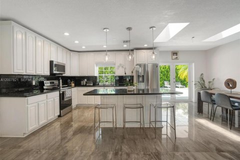House in Palmetto Bay, Florida 3 bedrooms, 140.47 sq.m. № 2075701 - photo 5