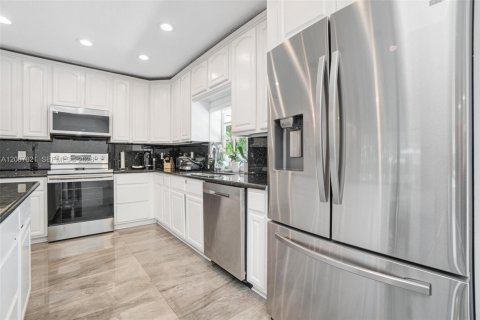 House in Palmetto Bay, Florida 3 bedrooms, 140.47 sq.m. № 2075701 - photo 6