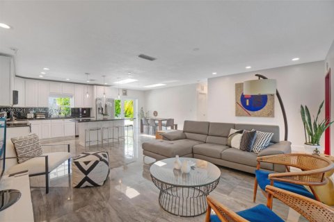 House in Palmetto Bay, Florida 3 bedrooms, 140.47 sq.m. № 2075701 - photo 27
