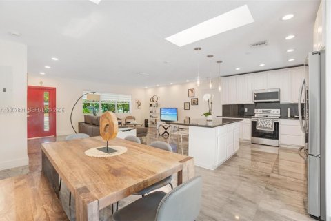 House in Palmetto Bay, Florida 3 bedrooms, 140.47 sq.m. № 2075701 - photo 4