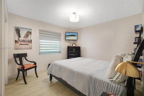 House in Palmetto Bay, Florida 3 bedrooms, 140.47 sq.m. № 2075701 - photo 18