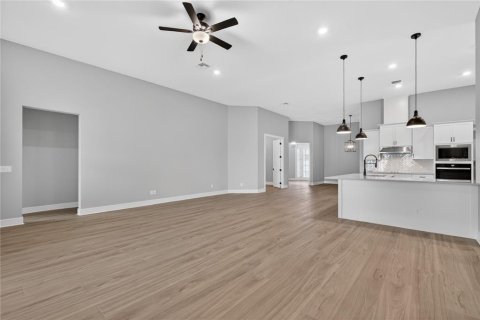 House in Fruitland Park, Florida 4 bedrooms, 314.85 sq.m. № 2212831 - photo 18