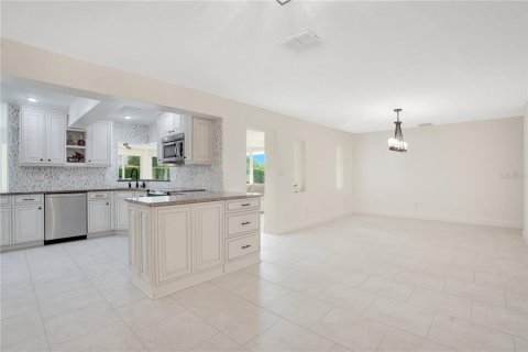 House in Orlando, Florida 3 bedrooms, 214.33 sq.m. № 1656770 - photo 2