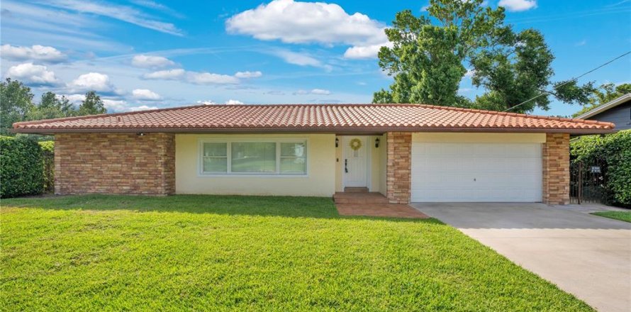 House in Orlando, Florida 3 bedrooms, 214.33 sq.m. № 1656770