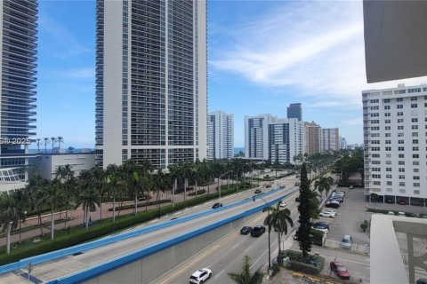 Condo in Hallandale Beach, Florida, 2 bedrooms  № 2086554 - photo 2