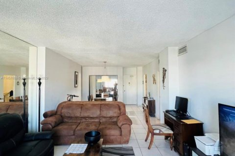 Condominio en venta en Sunny Isles Beach, Florida, 1 dormitorio, 70.79 m2 № 1860070 - foto 9