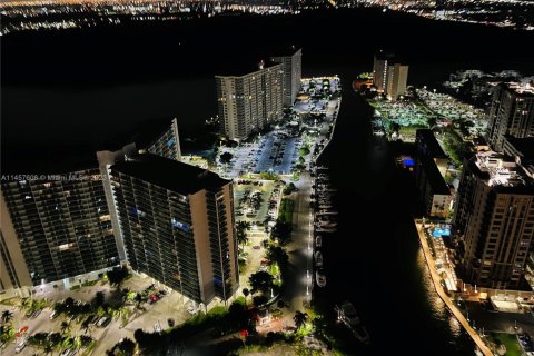 Condominio en venta en Sunny Isles Beach, Florida, 1 dormitorio, 70.79 m2 № 1860070 - foto 3