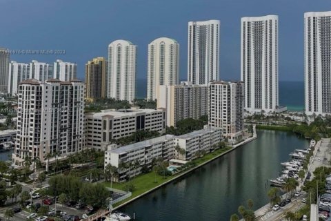 Condominio en venta en Sunny Isles Beach, Florida, 1 dormitorio, 70.79 m2 № 1860070 - foto 2