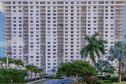 Condominio en venta en Sunny Isles Beach, Florida, 1 dormitorio, 70.79 m2 № 1860070 - foto 4